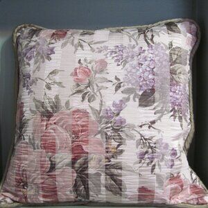 Decorative Throw Pillow Floral Purple Lilacs & Pink Mauve 14 x 14 Perfect Condtn